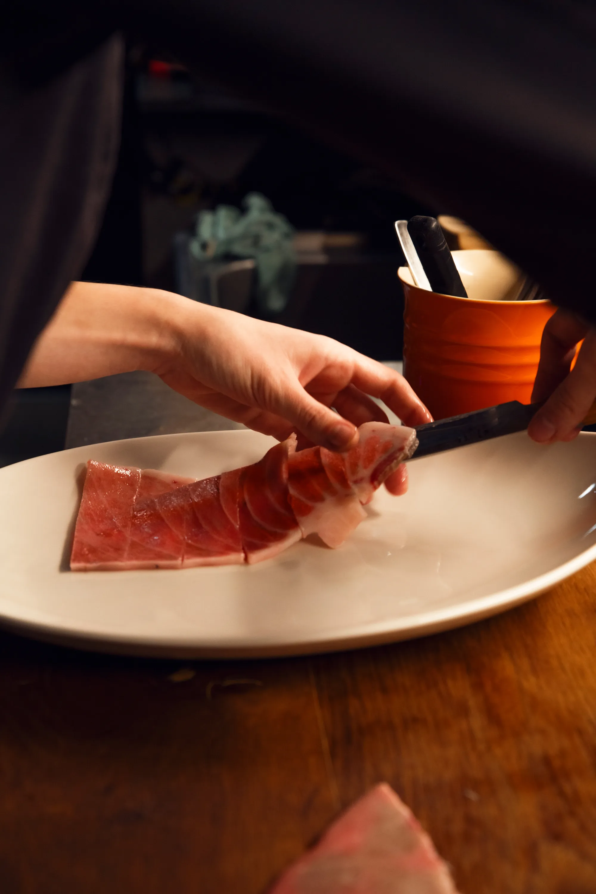Carpaccio de atún emplatado